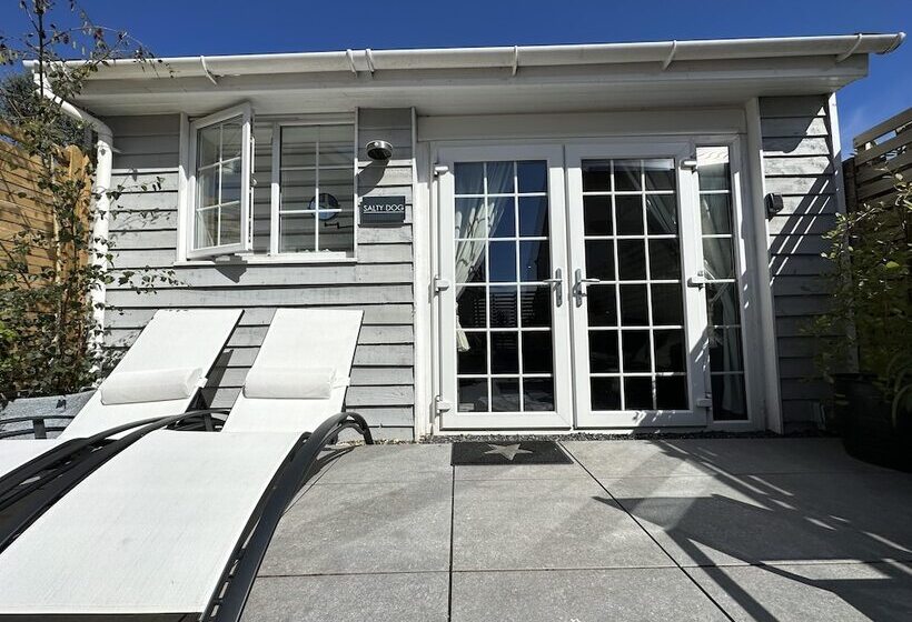 Seaside Cabin Retreat In Hayling Island