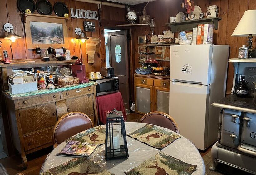 مبيت وإفطار Seymour Lake Lodge