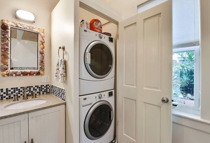 Boat House By Avantstay Character Cottage Central Location W/ Shared Pool Month Long Stays