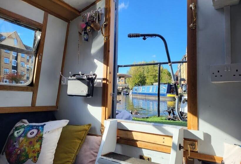 Charming Baby Narrowboat Apsley Marina
