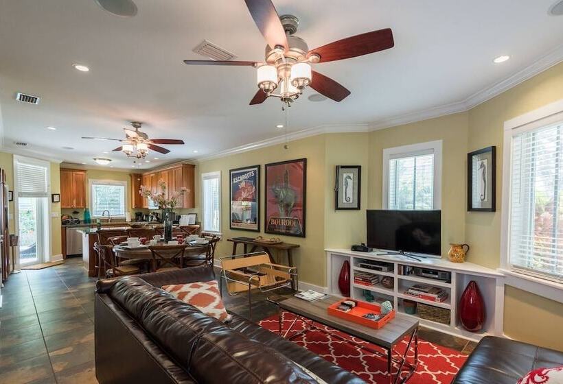 Ecco Domani By Avantstay Gorgeous Home W/ Pool, Balcony In Great Location Month Long Stays Only