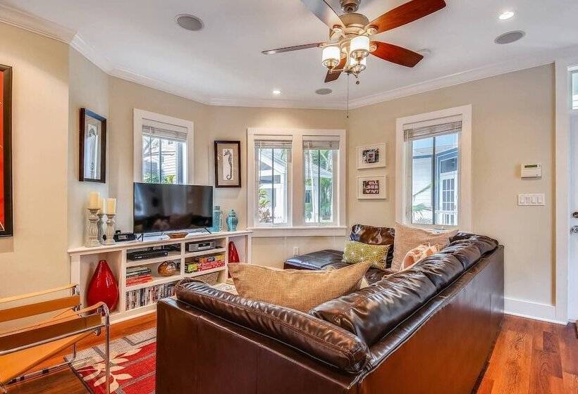 Ecco Domani By Avantstay Gorgeous Home W/ Pool, Balcony In Great Location Month Long Stays Only