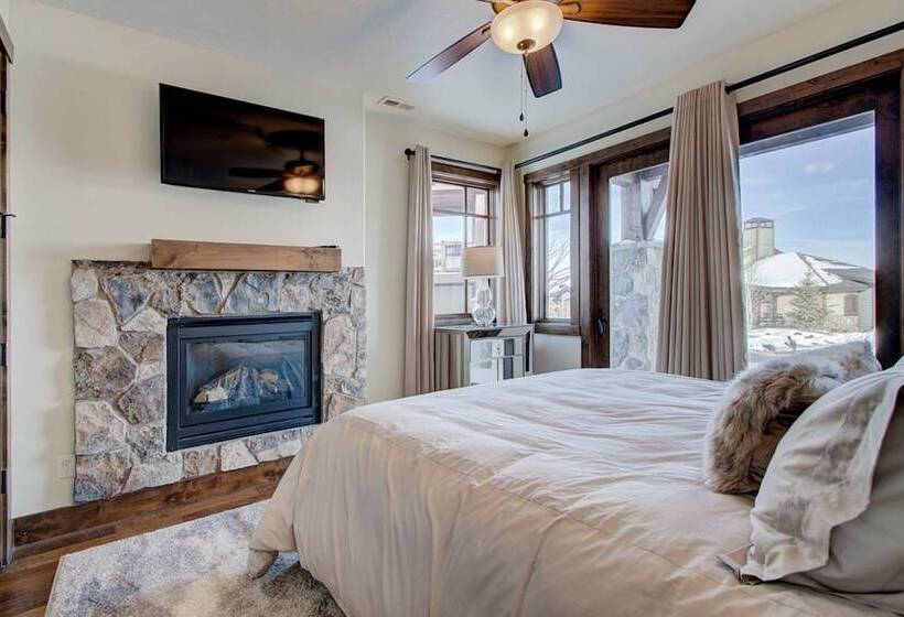 Fairway Ski And Golf Retreat By Avantstay Blocks From The Ski Lift! Beautiful Views W/ Hot Tub
