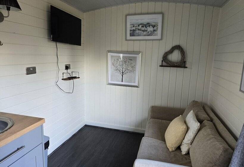 Glamping Hut Riverside 1
