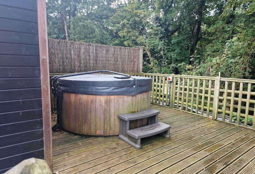 Glamping Hut Riverside 1