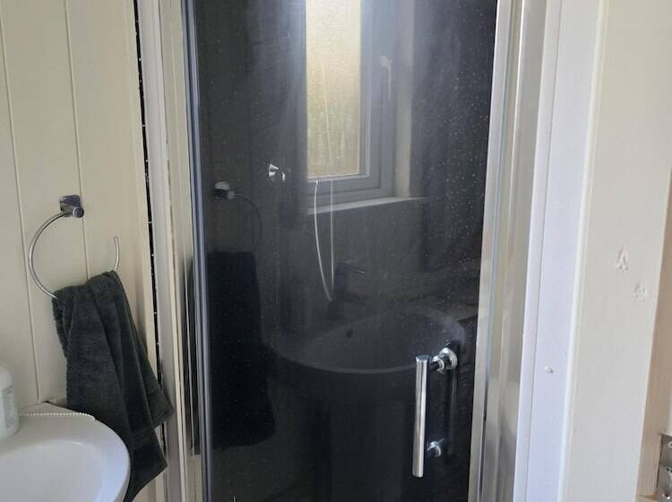 Glamping Hut Riverside 1