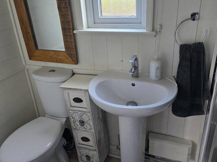 Glamping Hut Riverside 1