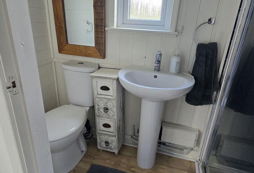 Glamping Hut Riverside 1