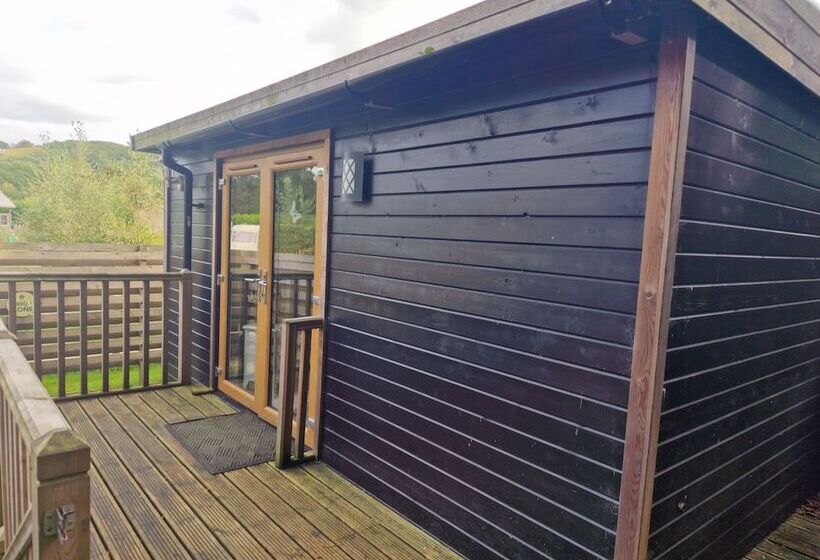 Glamping Hut Riverside 1