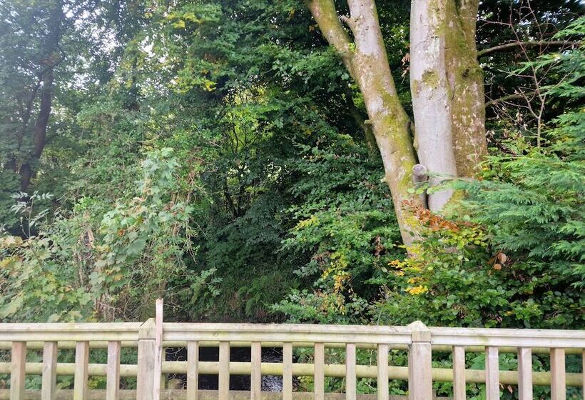 Glamping Hut Riverside 1