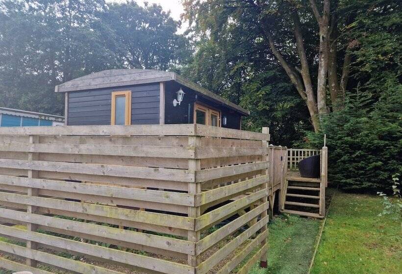 Glamping Hut Riverside 1