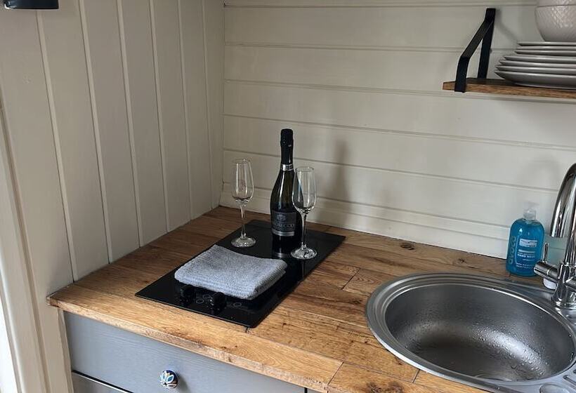 Glamping Hut   Riverside 2