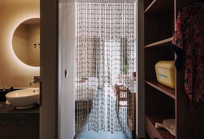 Отель Brown Seaside Loutraki