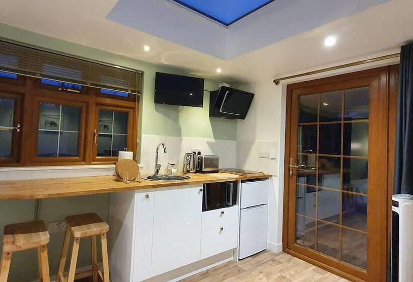 בית מלון כפרי La Al Lodge In Kendal, Gateway To The Lakes