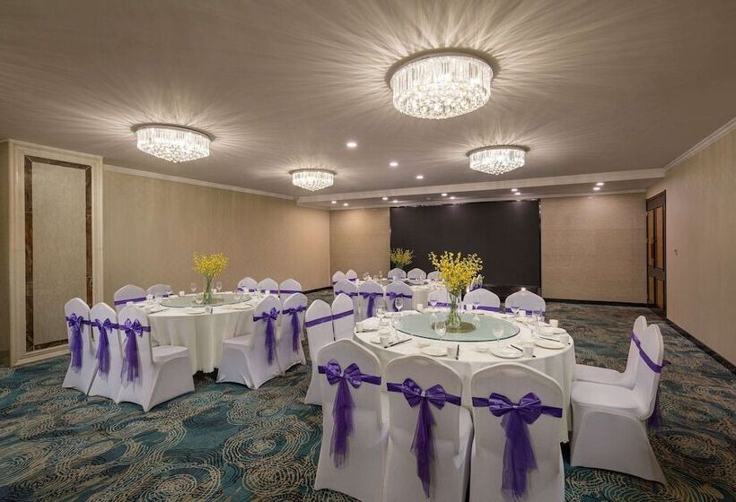 Отель Ramada Plaza By Wyndham Yangzhou Downtown