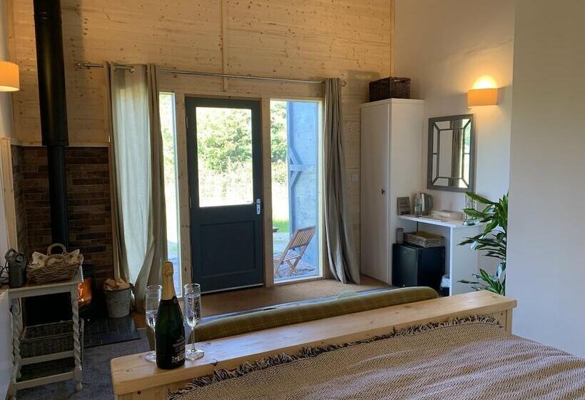 فندق ريفى The Farm Barn