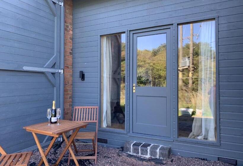 فندق ريفى The Farm Barn