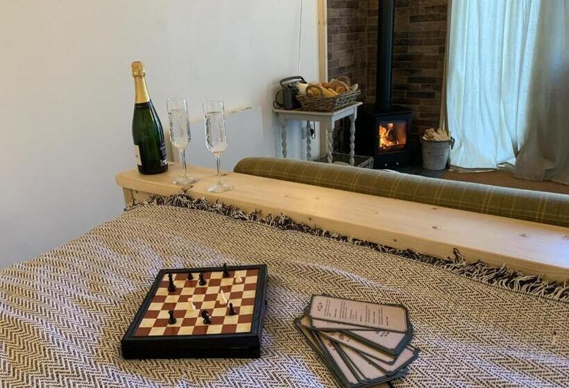 فندق ريفى The Farm Barn