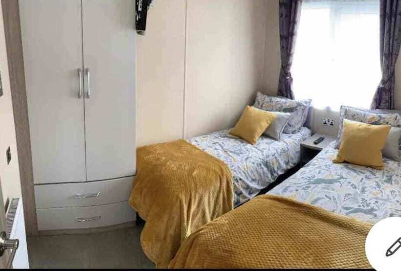 בית מלון כפרי Stunning Lodge In A Nice Area, Saint Leonards