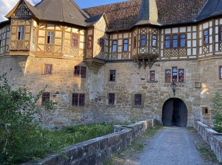 Отель Urlaub Im Wasserschloss Irmelshausen