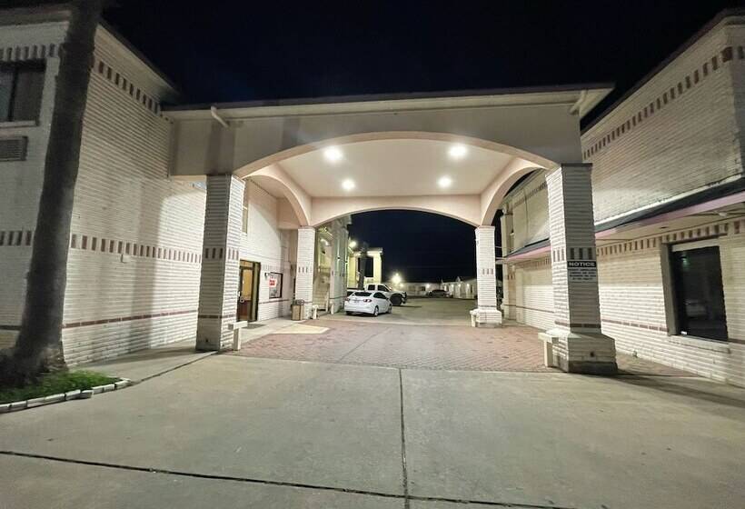 Отель Woodland Inn & Suites