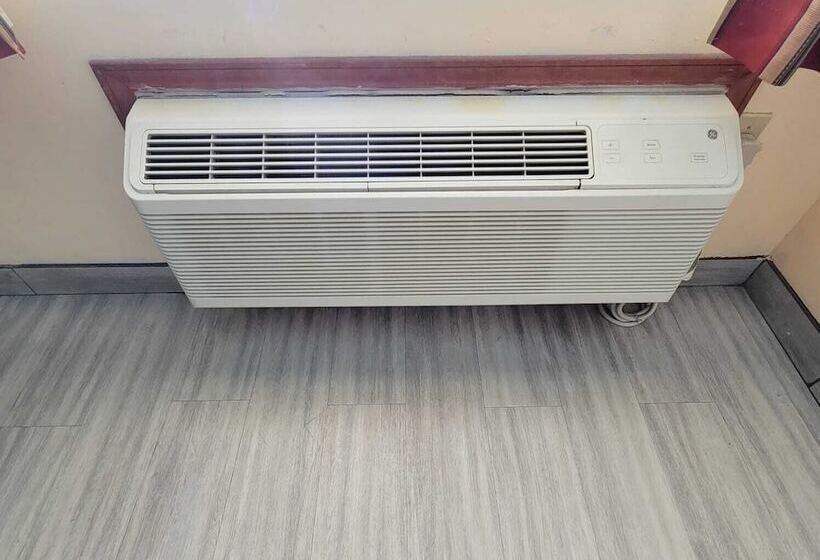 Отель Woodland Inn & Suites