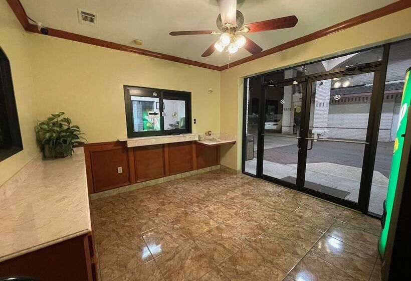 Отель Woodland Inn & Suites