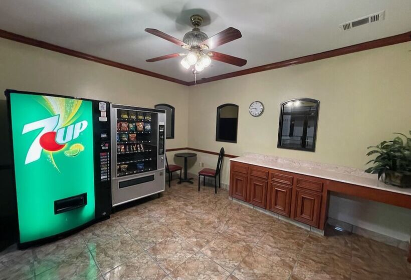 Отель Woodland Inn & Suites