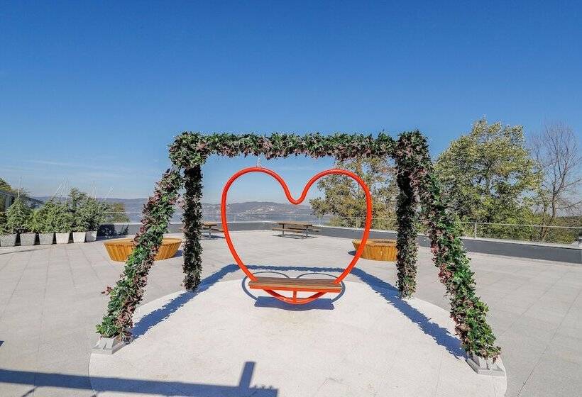 בית מלון כפרי World Dreams Forest