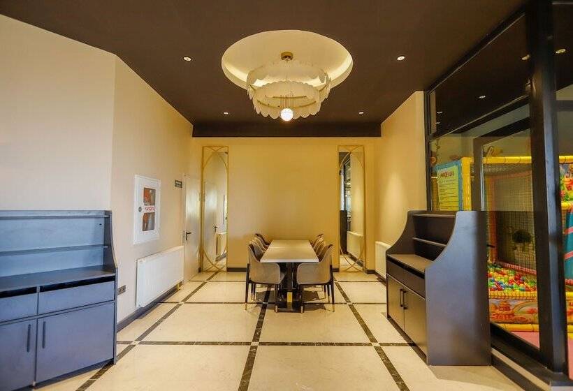 בית מלון כפרי World Dreams Forest