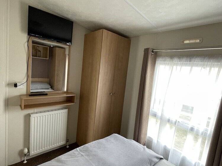 Impeccable 4 Bed Caravan In Clacton On Sea