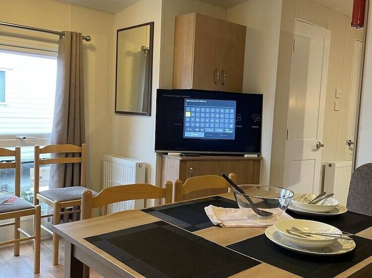 Impeccable 4 Bed Caravan In Clacton On Sea