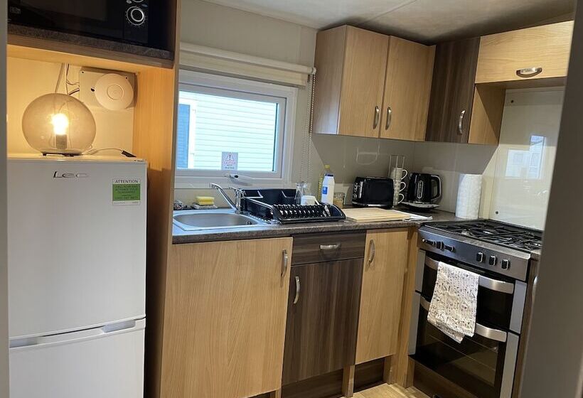 Impeccable 4 Bed Caravan In Clacton On Sea
