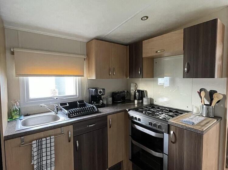 Impeccable 4 Bed Caravan In Clacton On Sea