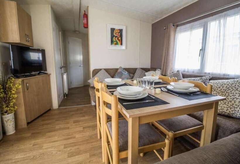 Impeccable 4 Bed Caravan In Clacton On Sea