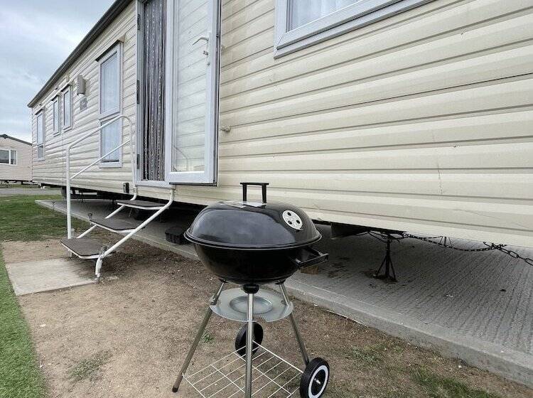 Impeccable 4 Bed Caravan In Clacton On Sea