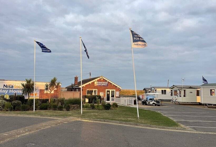 Impeccable 4 Bed Caravan In Clacton On Sea