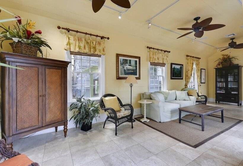 Lighthouse Villa By Avantstay Walk To Southernmost Point W/ Private Pool & Patio Month Long Stays