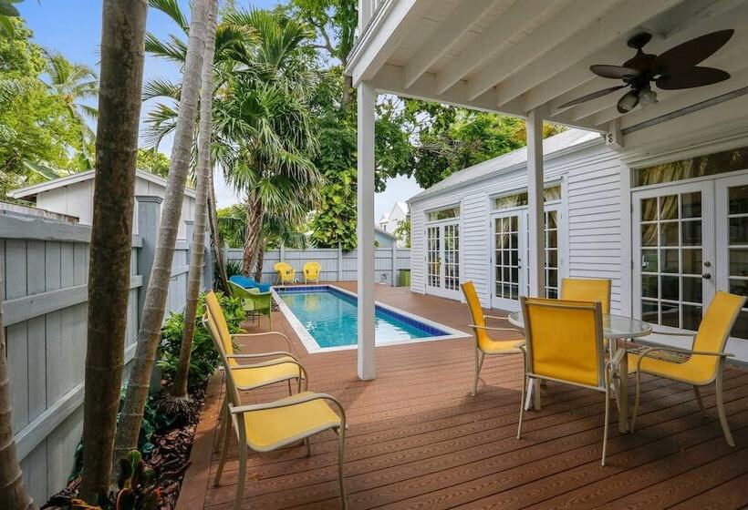 Lighthouse Villa By Avantstay Walk To Southernmost Point W/ Private Pool & Patio Month Long Stays