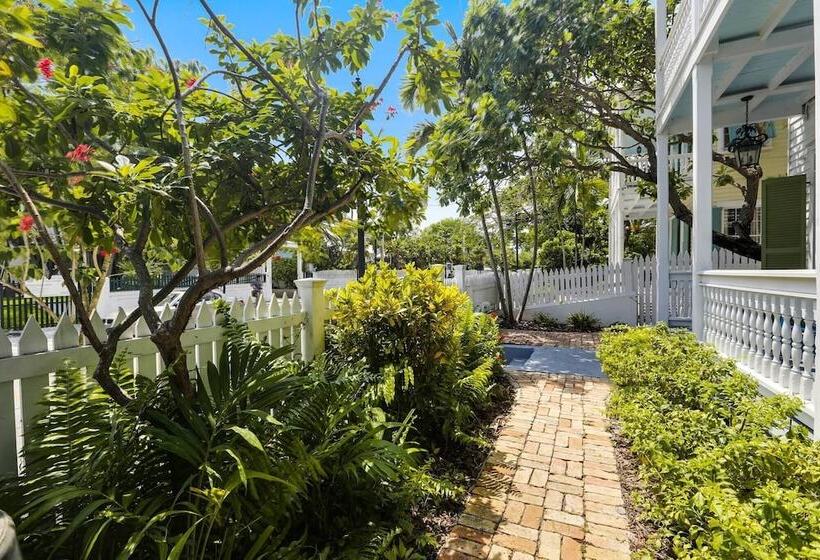 Lighthouse Villa By Avantstay Walk To Southernmost Point W/ Private Pool & Patio Month Long Stays