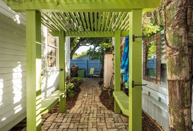 Lighthouse Villa By Avantstay Walk To Southernmost Point W/ Private Pool & Patio Month Long Stays