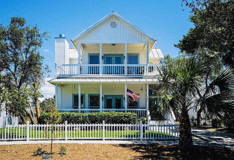 Magnolia Charms By Avantstay 2 Mins To Beach Pet Friendly, Bbq & Balcony Views!
