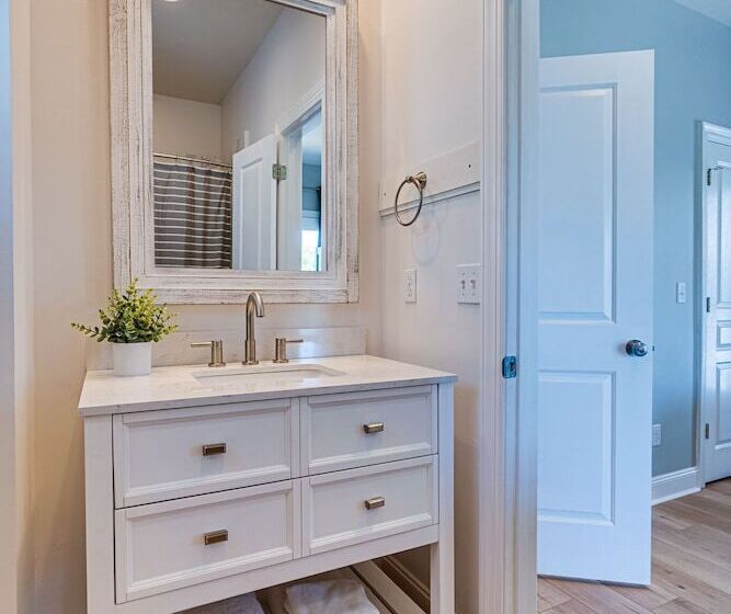 Magnolia Charms By Avantstay 2 Mins To Beach Pet Friendly, Bbq & Balcony Views!