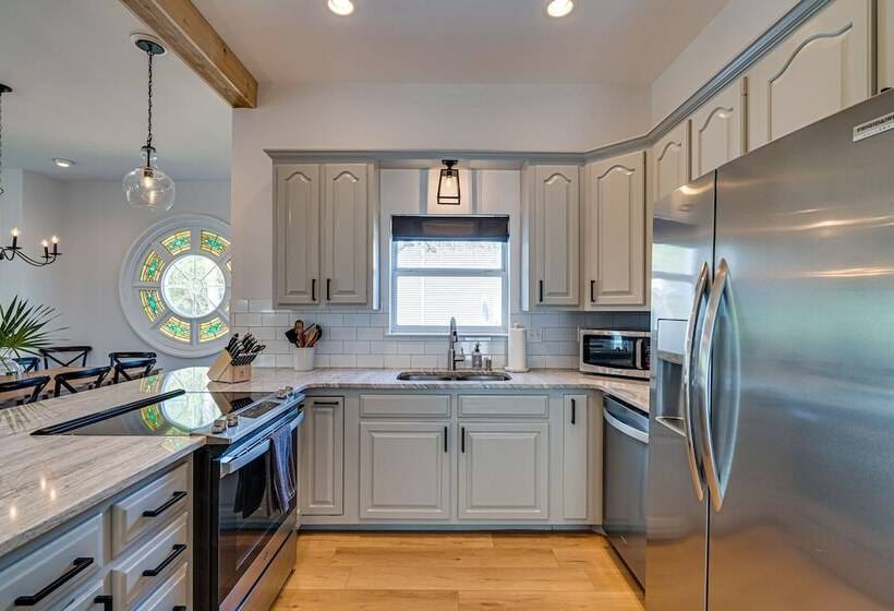 Magnolia Charms By Avantstay 2 Mins To Beach Pet Friendly, Bbq & Balcony Views!