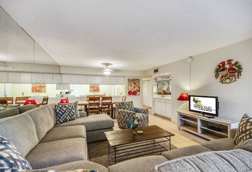 Papaya Place By Avantstay Great Location W/ Balcony, Outdoor Dining, Shared Pool & Hot Tub!