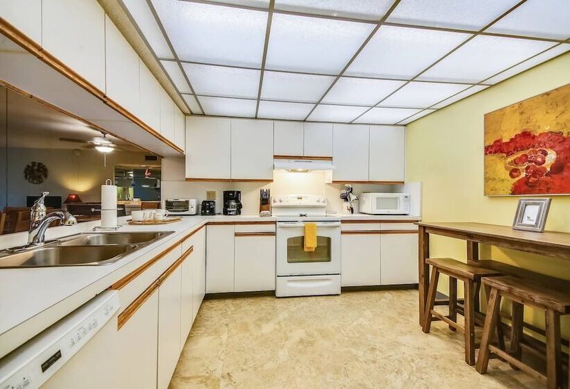 Papaya Place By Avantstay Great Location W/ Balcony, Outdoor Dining, Shared Pool & Hot Tub!