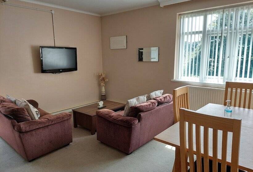 بنسيون Cripps Hall Guest Annexe