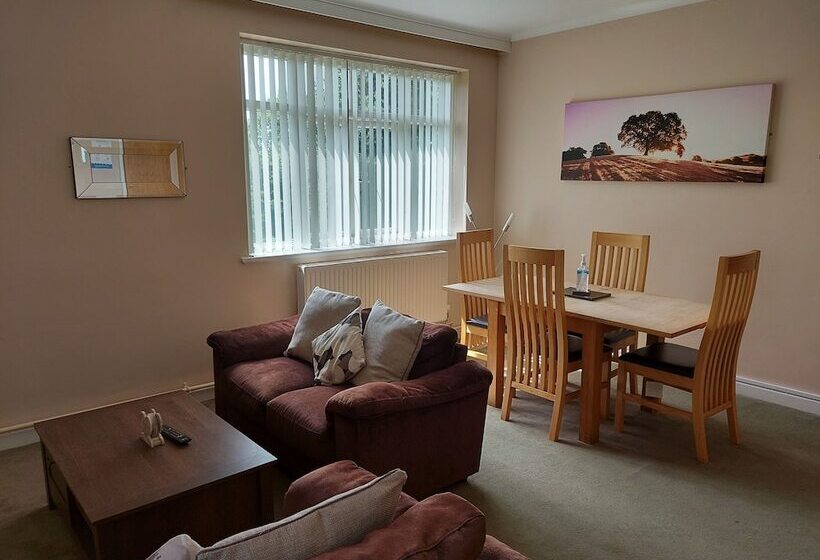 بنسيون Cripps Hall Guest Annexe