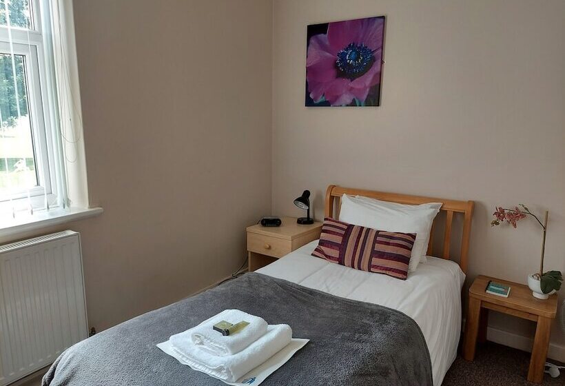 بنسيون Cripps Hall Guest Annexe