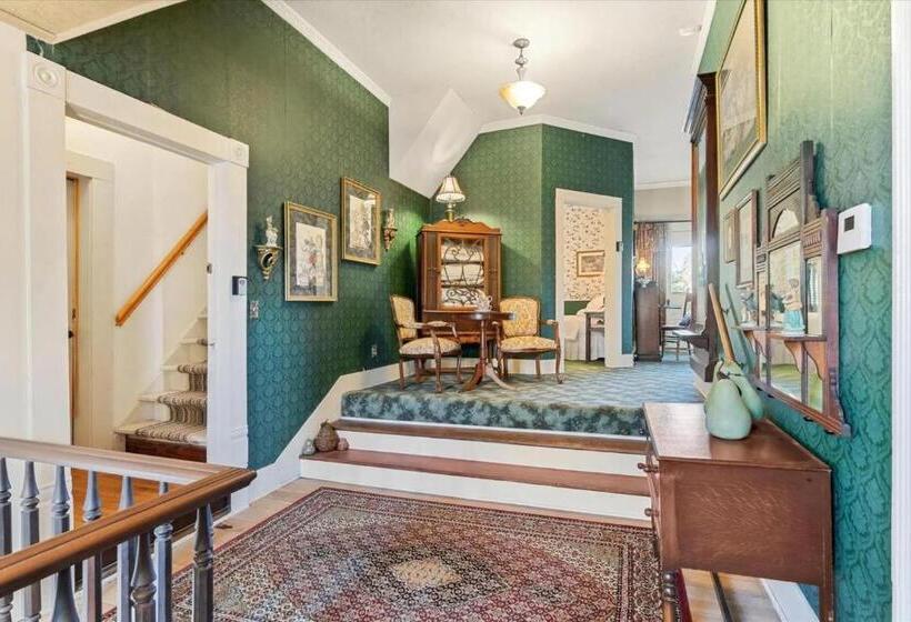 بنسيون Four Winds Victorian Venue & Suites